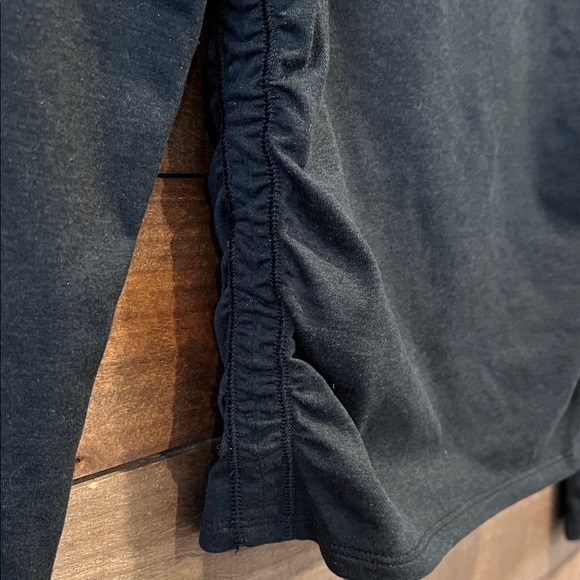 Vuori Women's Long Sleeve Halo Ruched Tee in Black Size XS - Picture 5 of 9